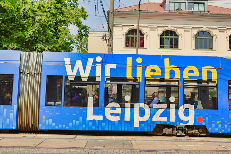 Blue tram with "wir lieben leipzig" text